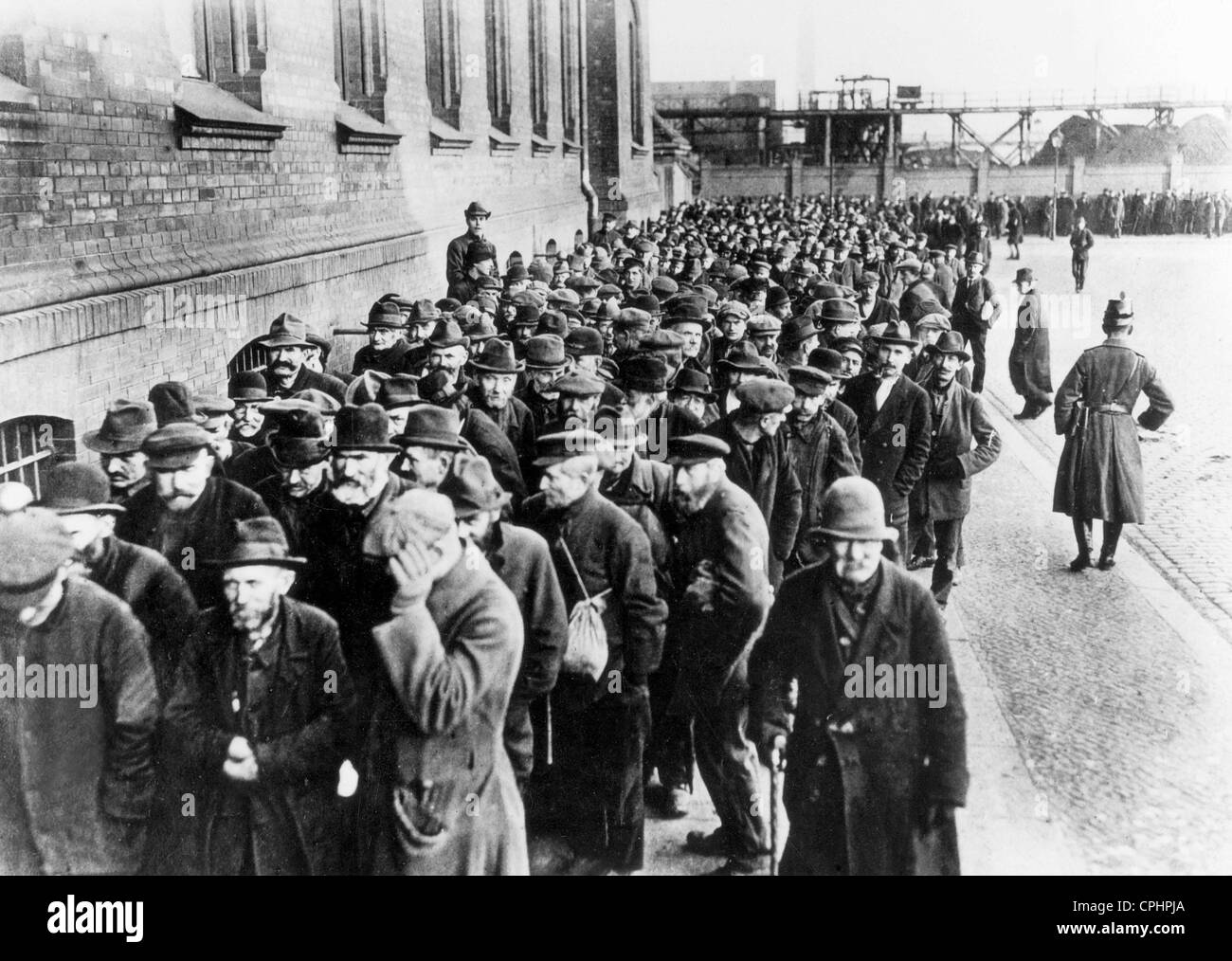 A queue for a homeless shelter in Berlin, prompted by massive unemployment and a housing crisis, Berlin 1929 (b/w photo) Stock Photo
