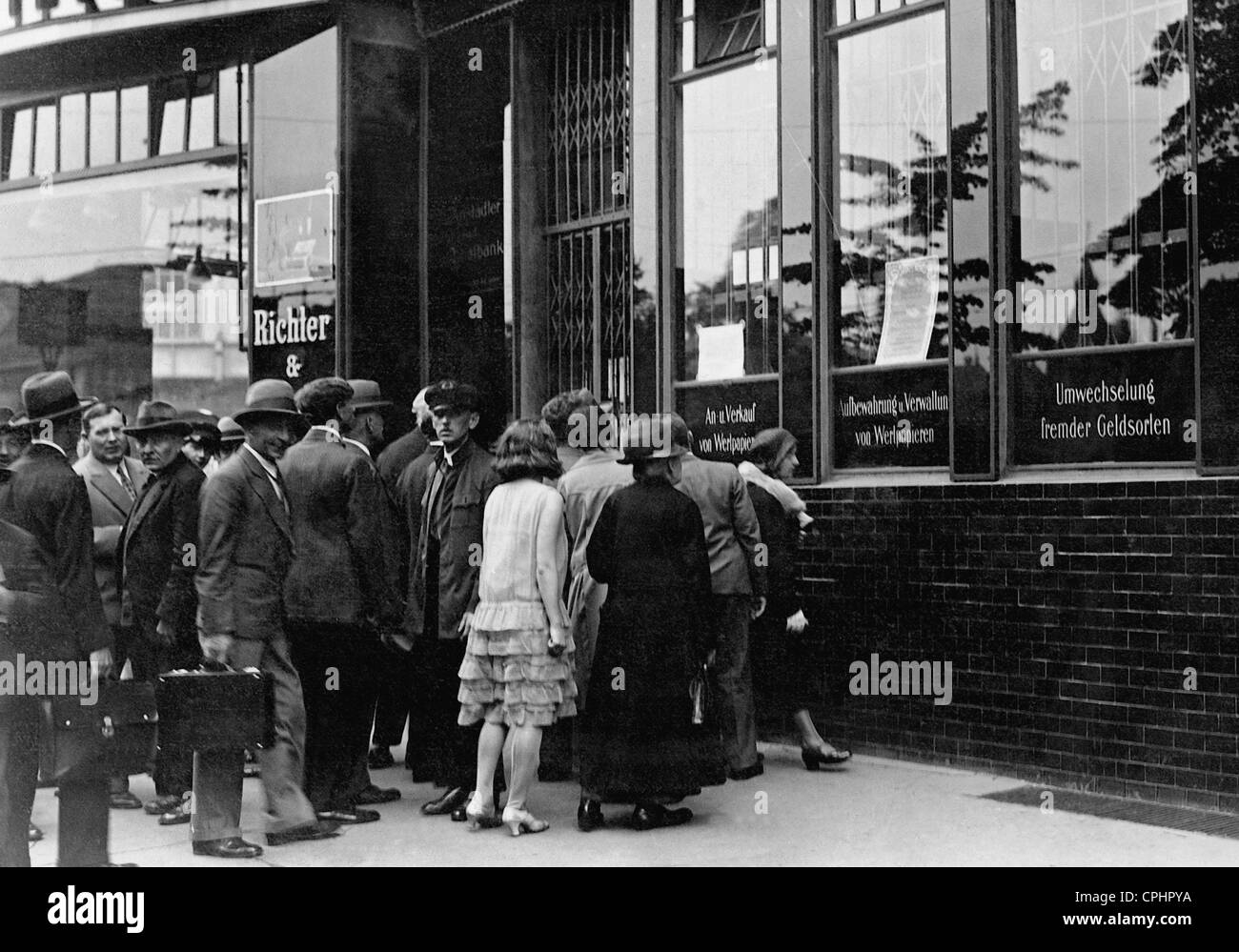 Anxious customers wait before a savings bank in Berlin following the collapse of the Danat Bank on the 13 July 1931 (b/w photo) Stock Photo