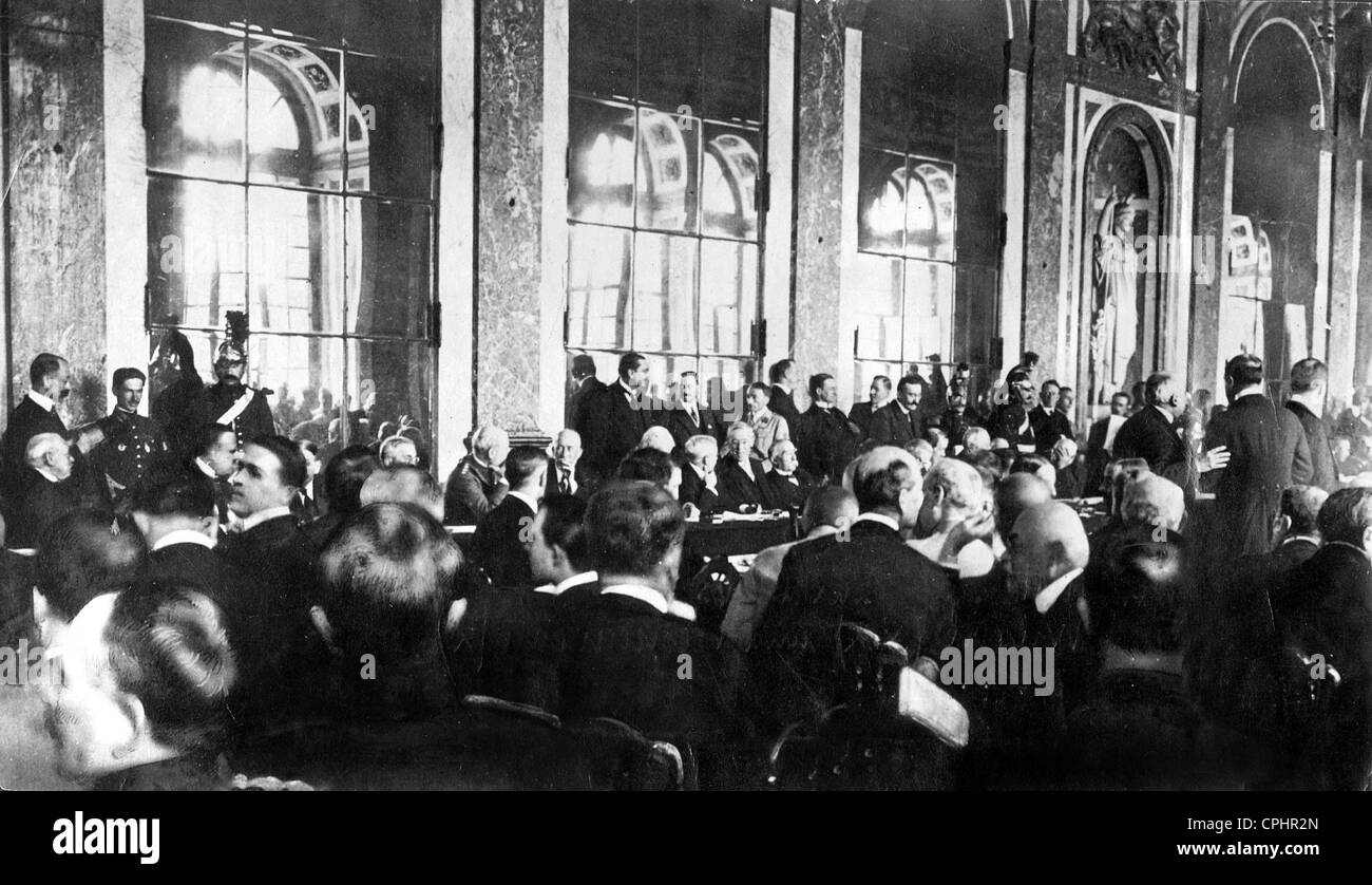 Woodrow Wilson and Georges Clemenceau signing the Treaty of Versailles, 1919 Stock Photo