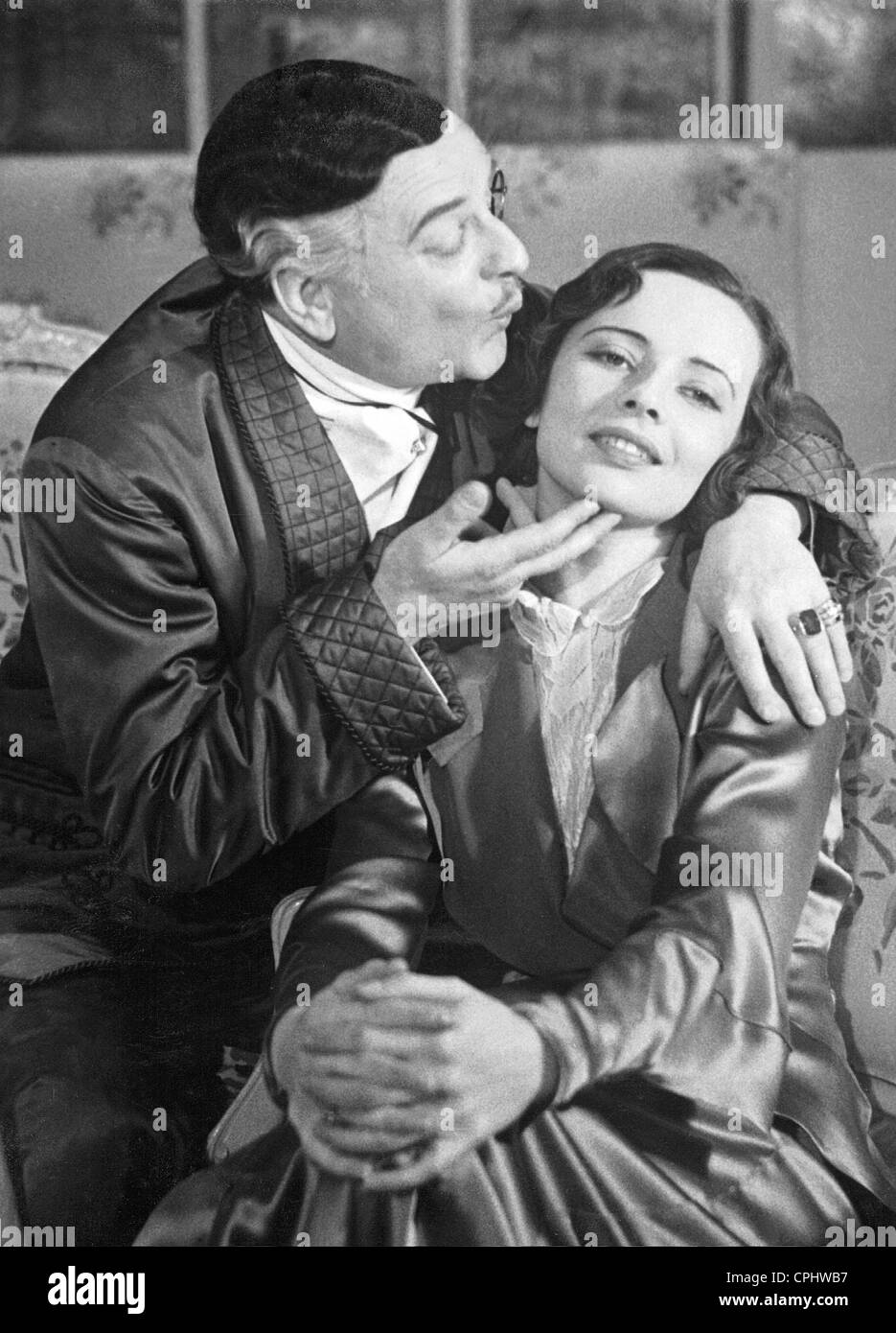 Ralph Arthur Roberts and Gina Falkenberg in 'Der Mann mit den angegrauten Schlaefen' [The Man with the Grey Temples] Stock Photo