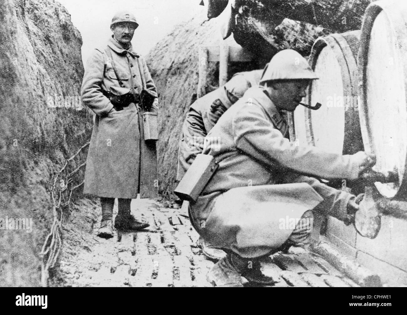 French soldiers in a trench on the Western front, 1916 Stock Photo