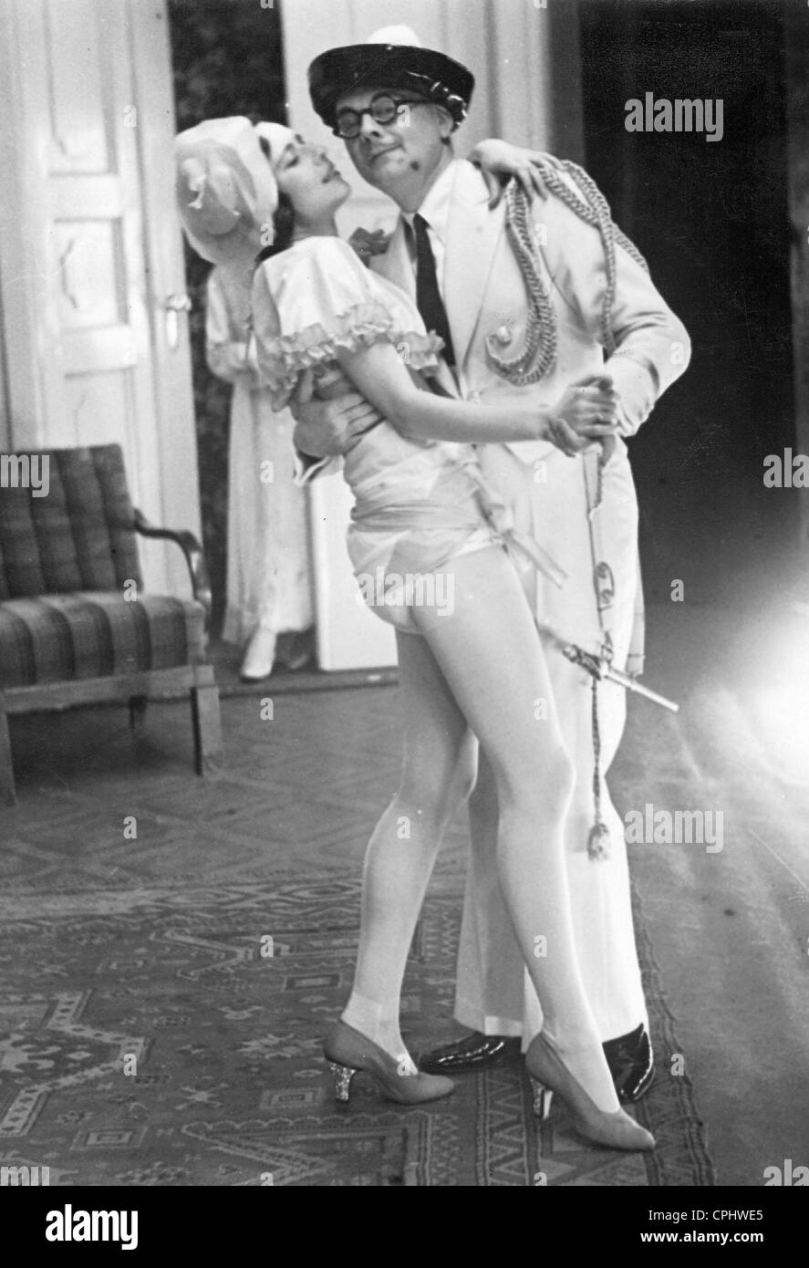 Ralph Arthur Roberts and Gina Falkenberg in 'Der Mann mit den angegrauten Schlaefen' [The Man with the Grey Temples] Stock Photo