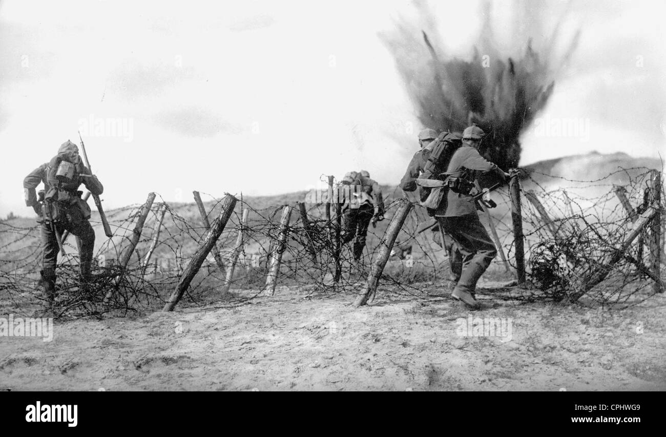 German soldiers attacking, 1915 Stock Photo - Alamy