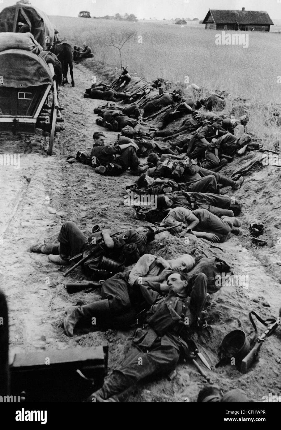 german-soldiers-sleep-during-a-break-on-the-eastern-front-1941-CPHWPR.jpg