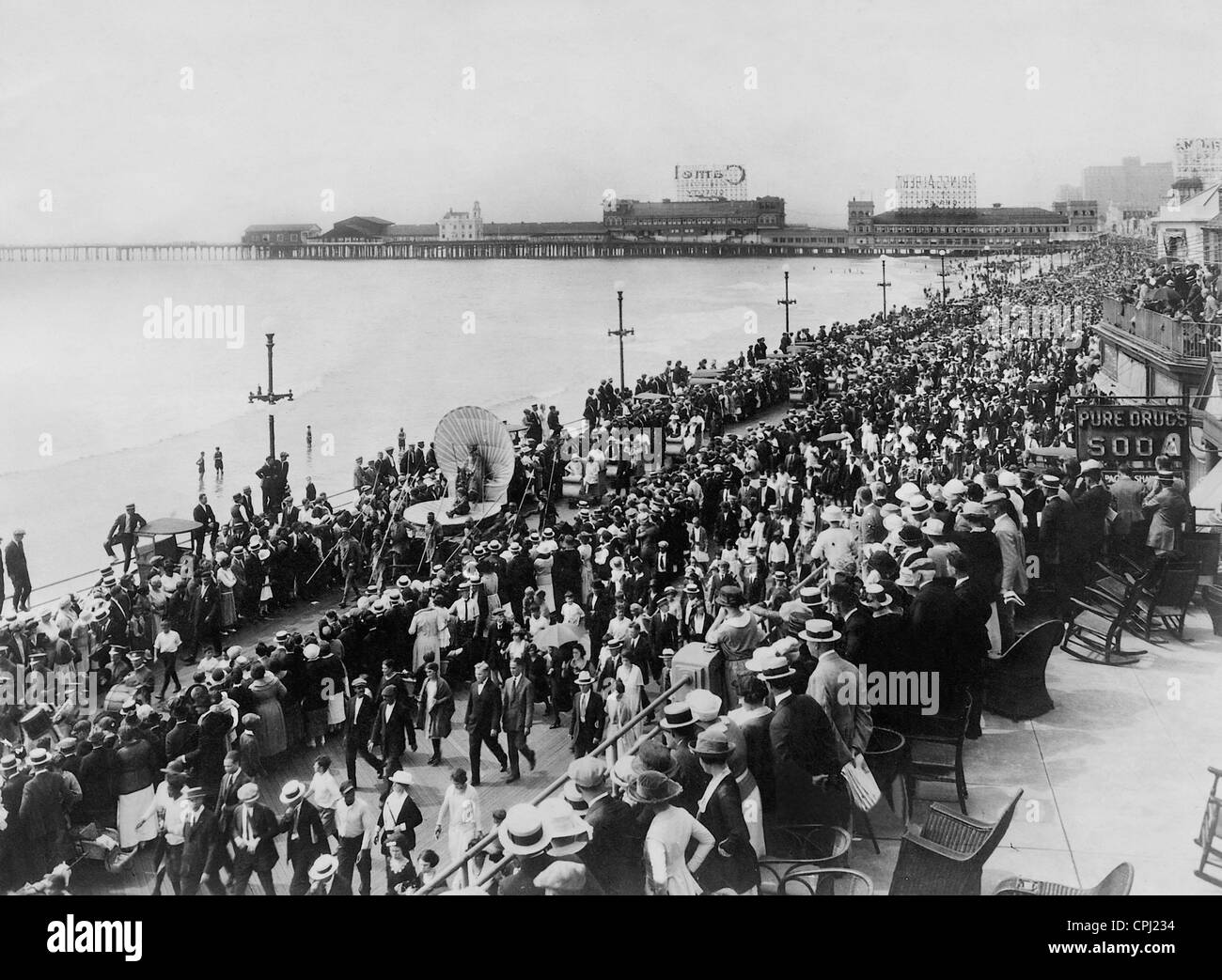 Parade at the beach promenade of Atlantic City, 1922 Stock Photo