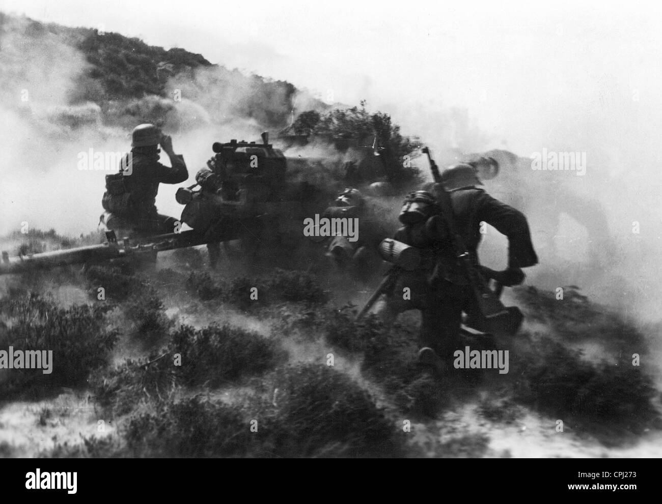 German soldiers are fighting with a Pak against Soviet tanks, 1943 Stock Photo