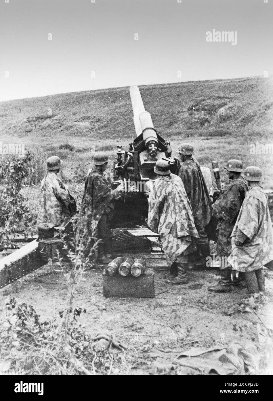 Spanish volunteers with an artillery piece at the eastern Front, 1942 Stock Photo