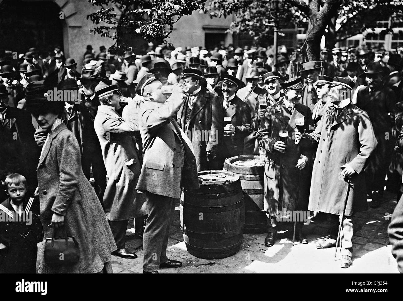 Students at the Maibock in the Munich Hofbraeuhaus, 1912 Stock Photo