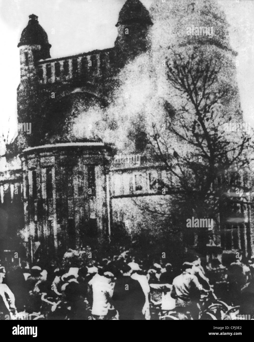Burning synagogue 1938 hi-res stock photography and images - Alamy