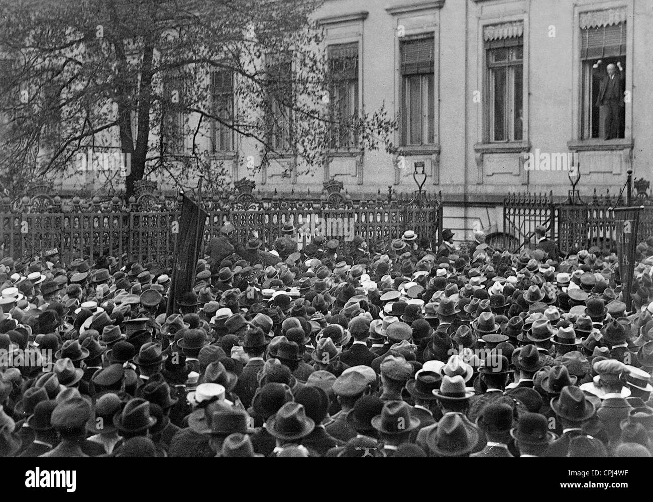 Philipp Scheidemann speaks to the crowd, 1919 Stock Photo