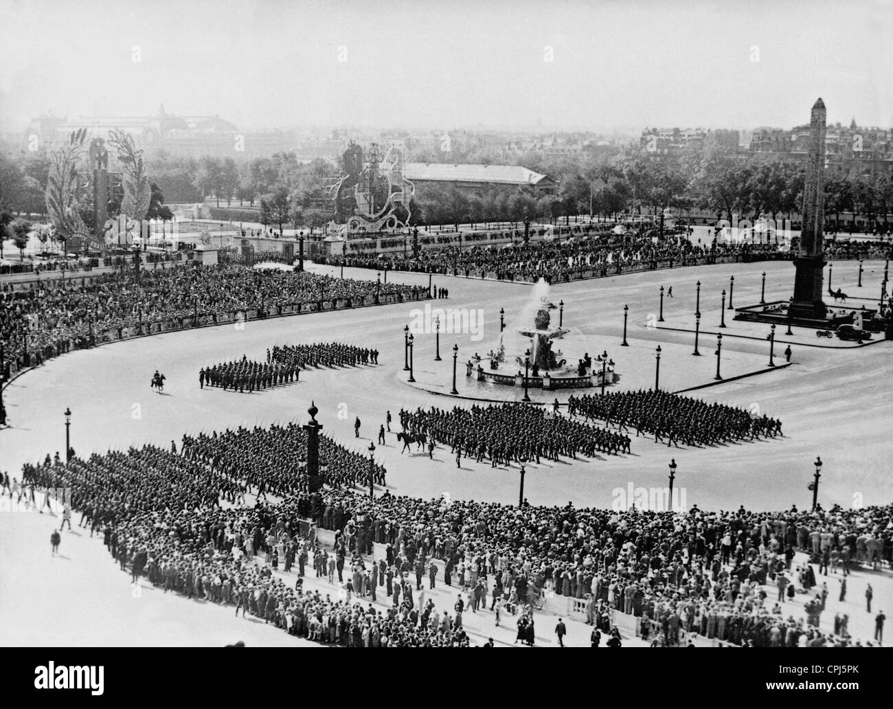 Parisian parade hi-res stock photography and images - Alamy