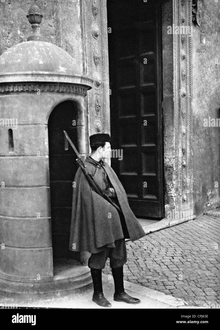 Guard in front of the Palazzo Venezia in Rome, 1931 Stock Photo
