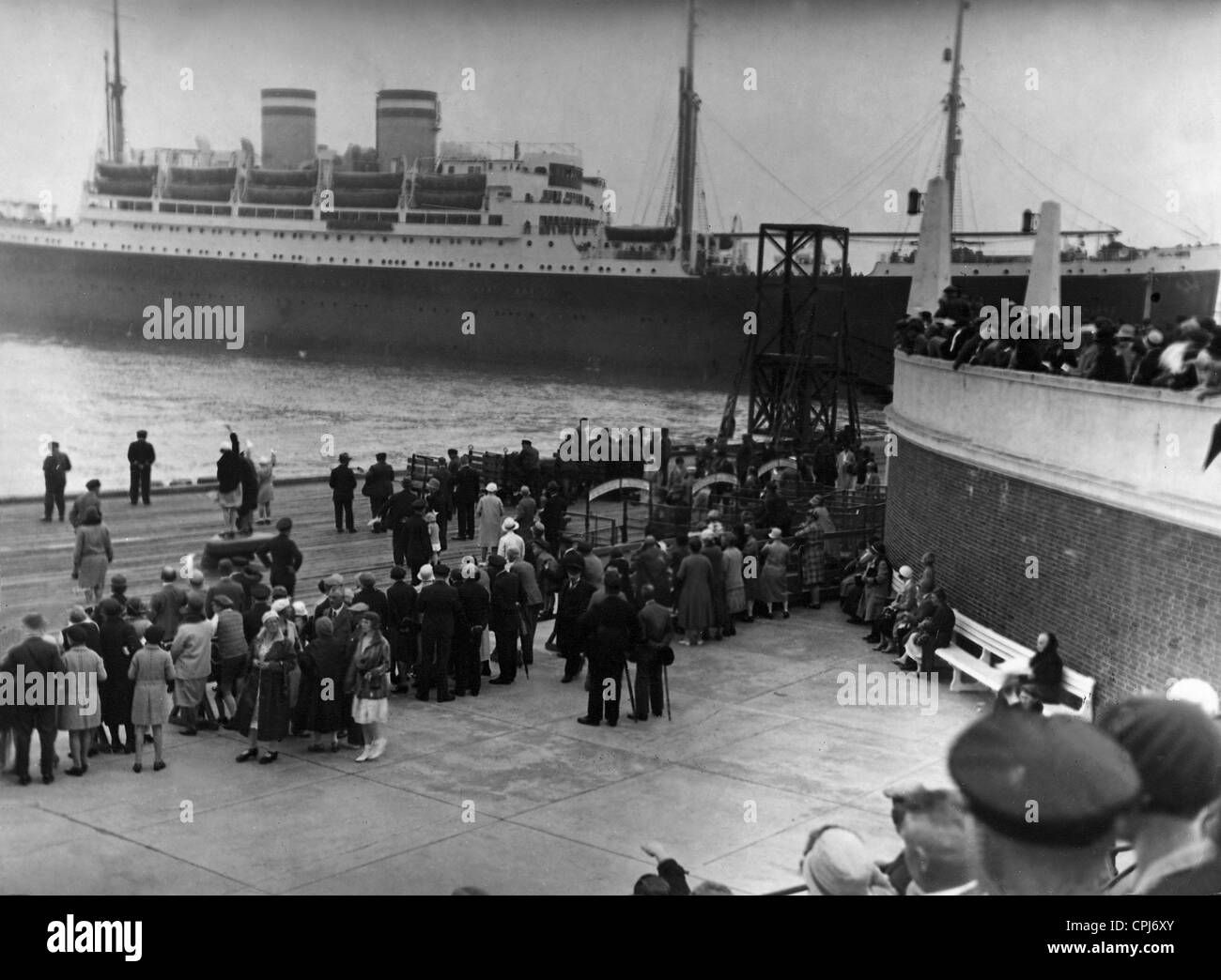 Arrival of an immigrant ship Stock Photo - Alamy