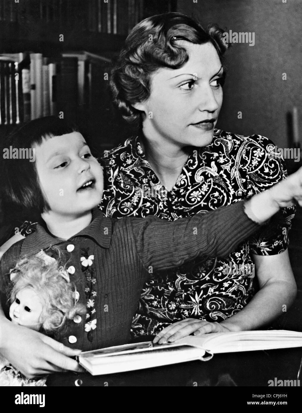 Hilde Weissner with her daughter Viola-Hildis, 1940 Stock Photo