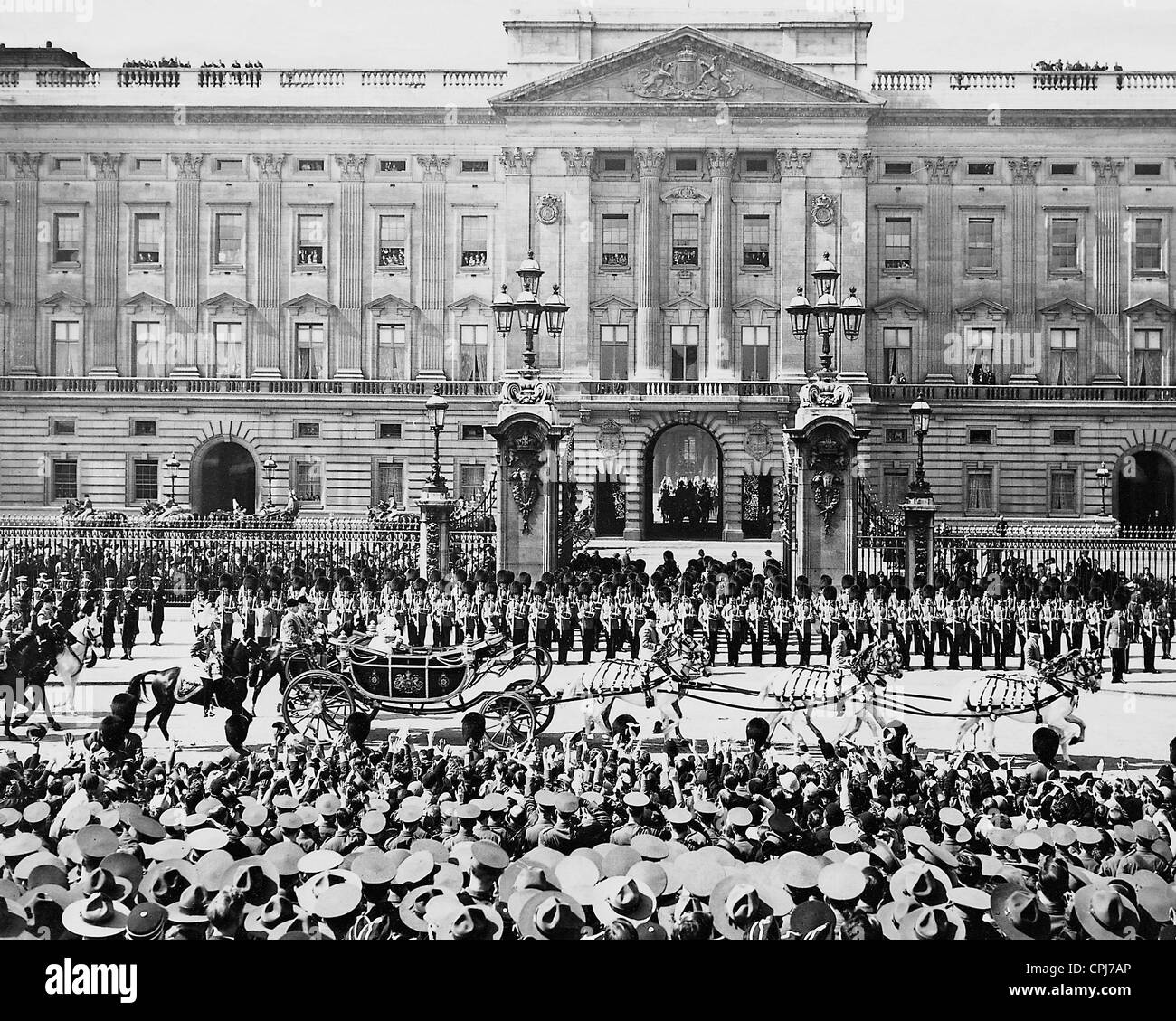 Coach with the British royal couple in front of the Buckingham Palace, 1935 Stock Photo
