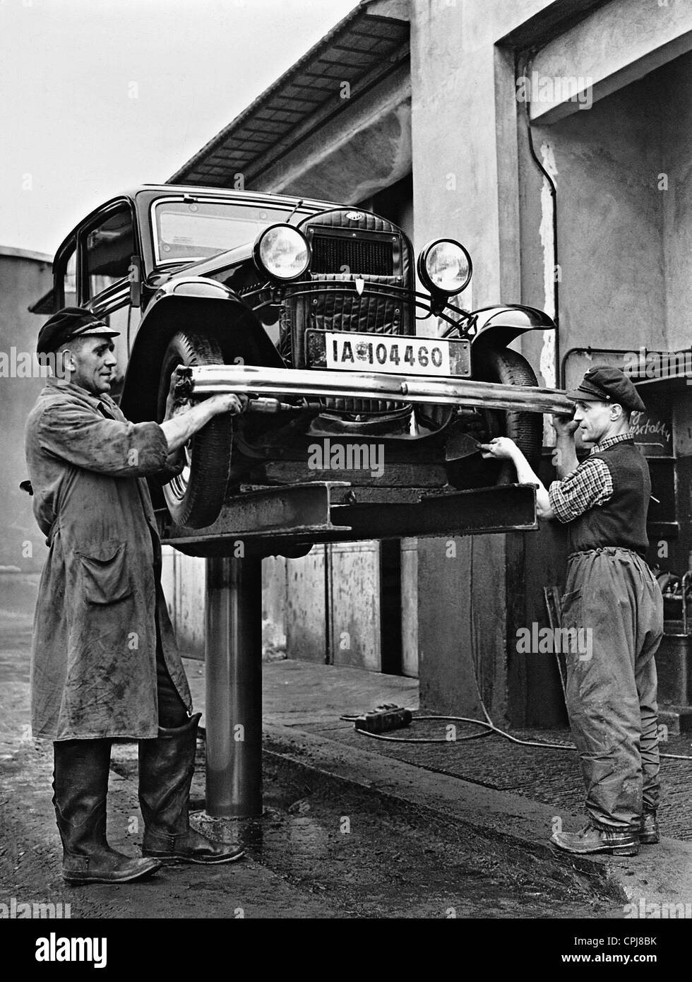 Auto auf einer Hebebühne, Deutschland 1930er Jahre. Car on a lifting ramp,  Germany 1930s Stock Photo - Alamy