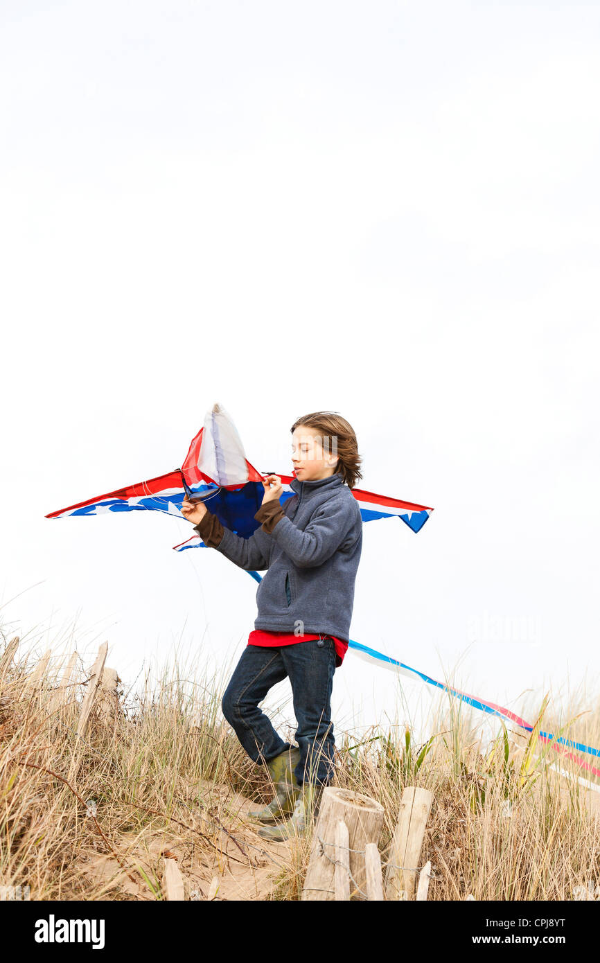Prparing to fly kite hires stock photography and images Alamy