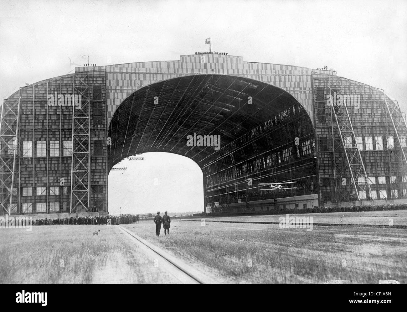 The hangar of the LZ 126 'Los Angeles 'in Lakehurst Stock Photo Alamy