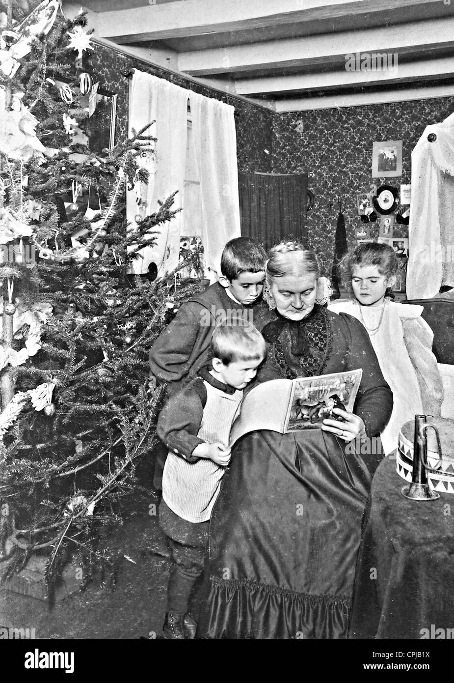 Under the Christmas tree, 1910 Stock Photo Alamy