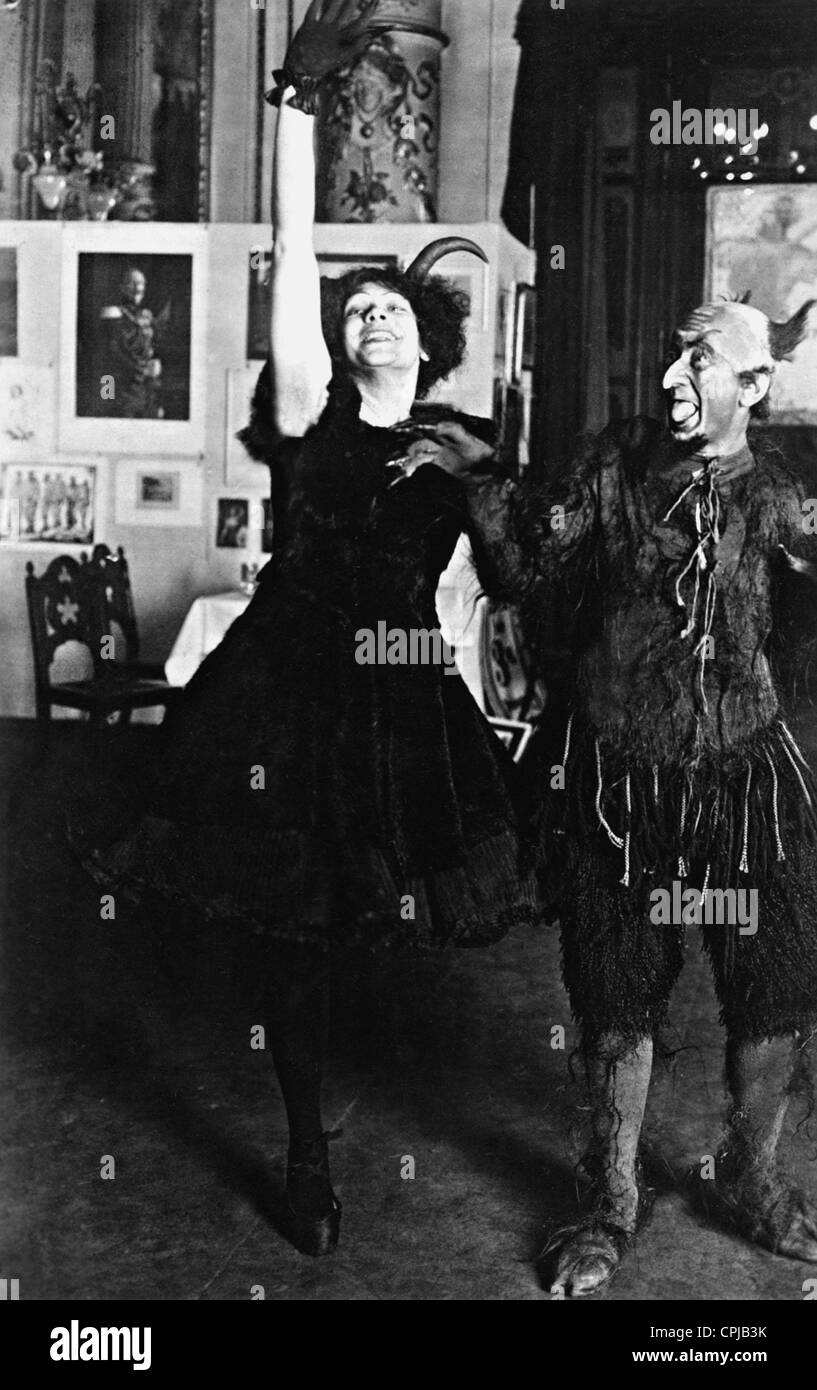 Tilla Durieux and Hermann Boettcher in 'Der deutsche Schmied', 1917 Stock Photo