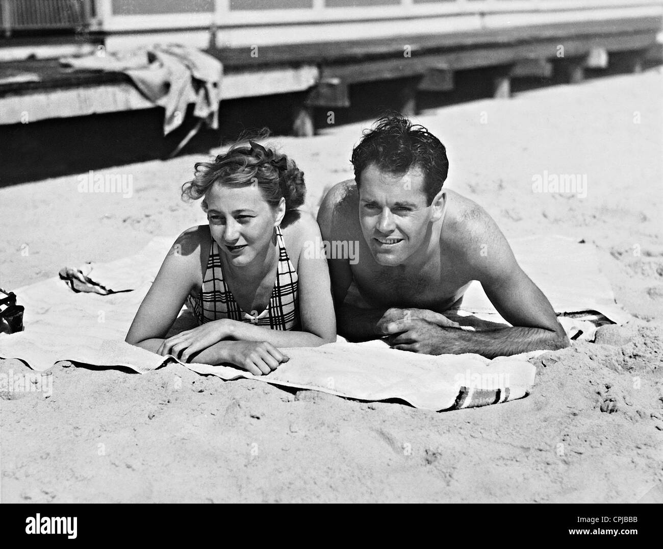 Henry Fonda with his fiancÃ©e Frances Seymour Brokaw on the beach, 1936 Stock Photo