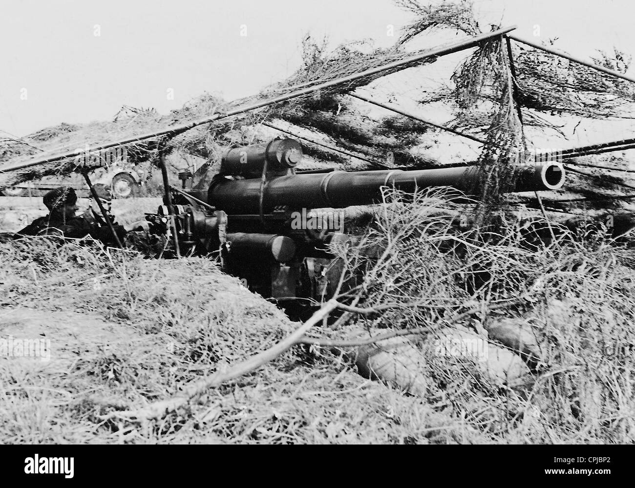 German soldiers at an 8.8 cm anti-aircraft gun Stock Photo