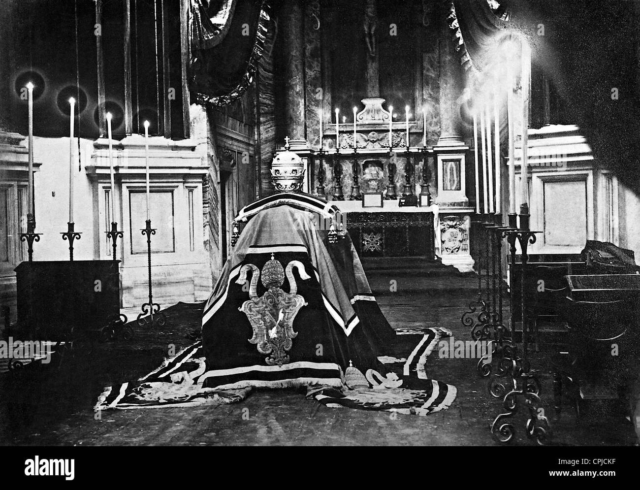 Pope Leo XIII's body on display in St. John Lateran, 1903 Stock Photo