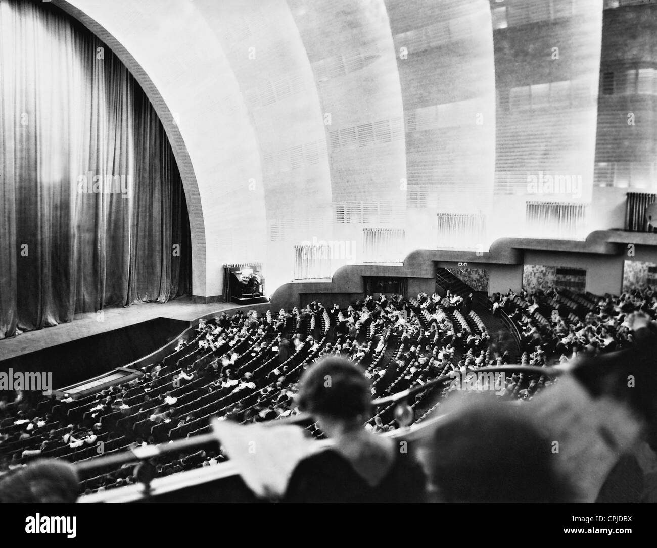 Radio city music hall audience hi-res stock photography and images - Alamy