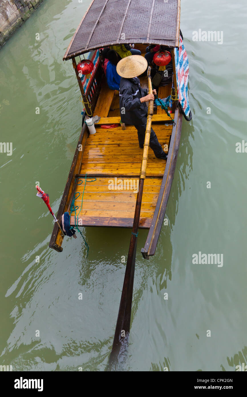 Rowing boat on the Grand Canal, Zhujiajiao, near Shanghai, China Stock Photo