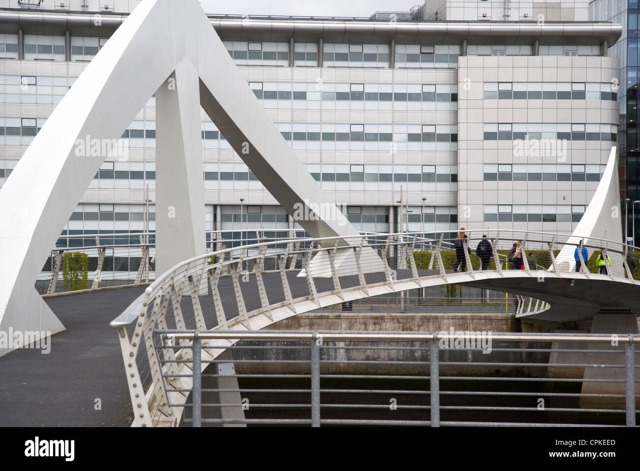 tradeston footbridge over the river clyde to bt building in the ifsd broomielaw under grey sky glasgow scotland Stock Photo