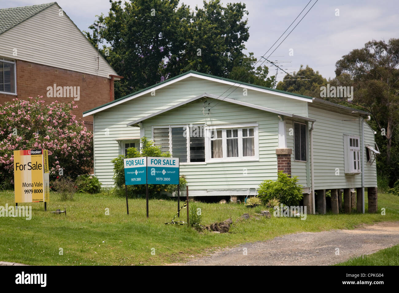 detached australian weatherboard home for sale Stock Photo Alamy
