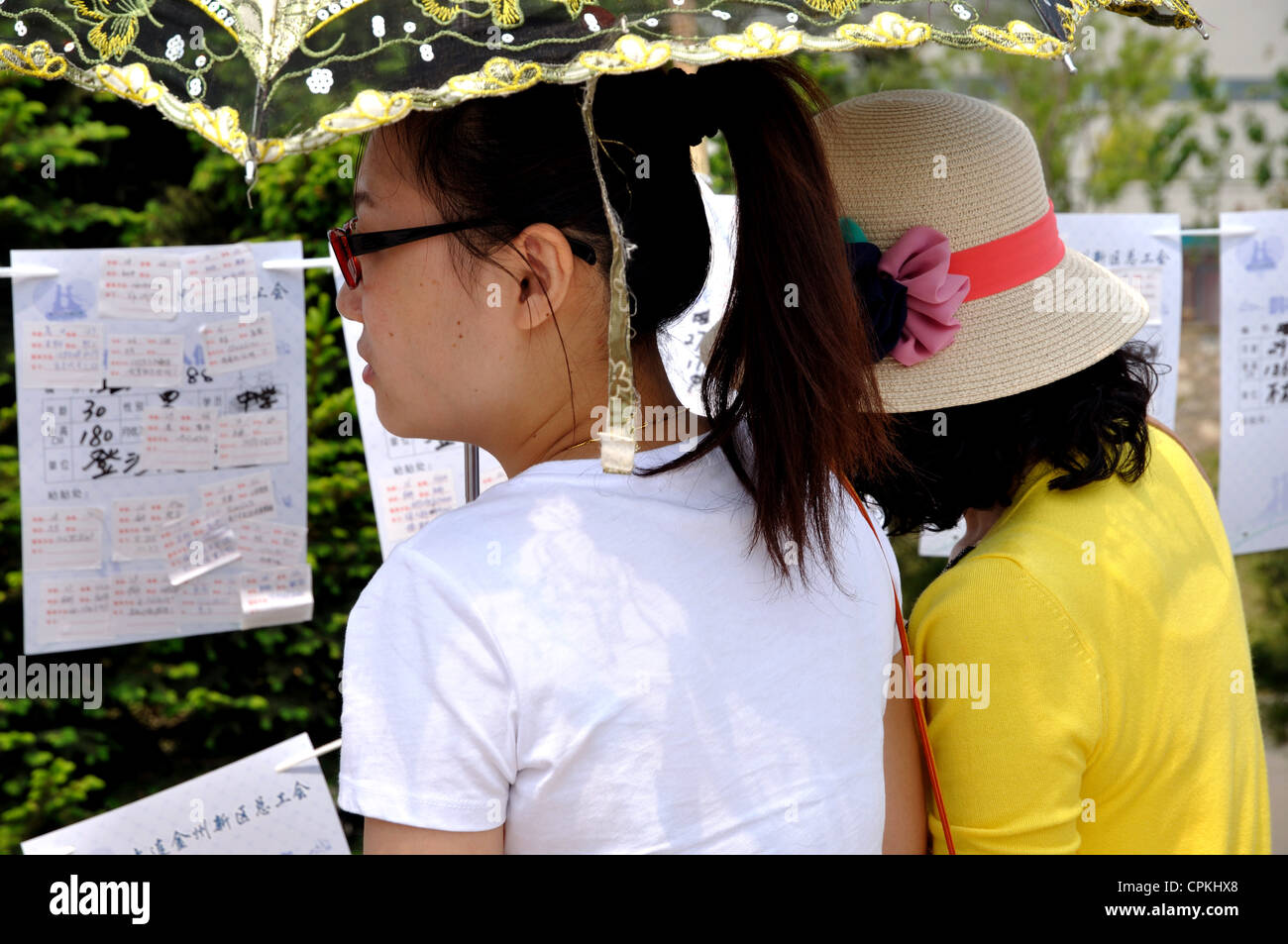 Speed Dating event, Martial Club Square, Jin Shi Tan, Dalian, Liaoning, China. Stock Photo