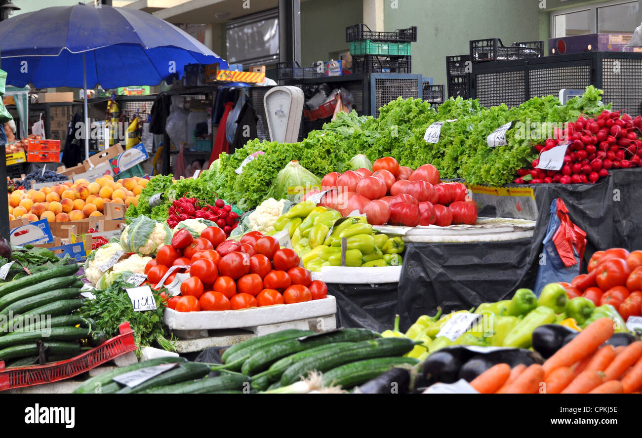 Fresh and organic fruits and vegetables at farmers market Stock Photo ...