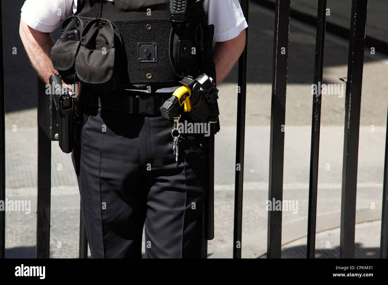 An armed Metropolitan police officer at Downing Street, Westminster, London, England, U.K. Stock Photo
