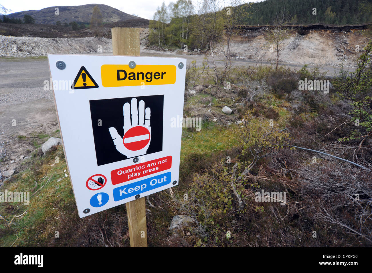 QUARRY DANGER WARNING KEEP OUT SIGN ON EDGE OF QUARRY AREA UK Stock Photo