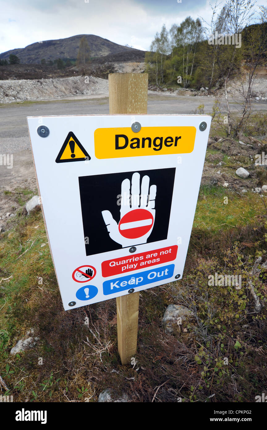 QUARRY DANGER WARNING KEEP OUT SIGN ON EDGE OF QUARRY AREA UK Stock Photo