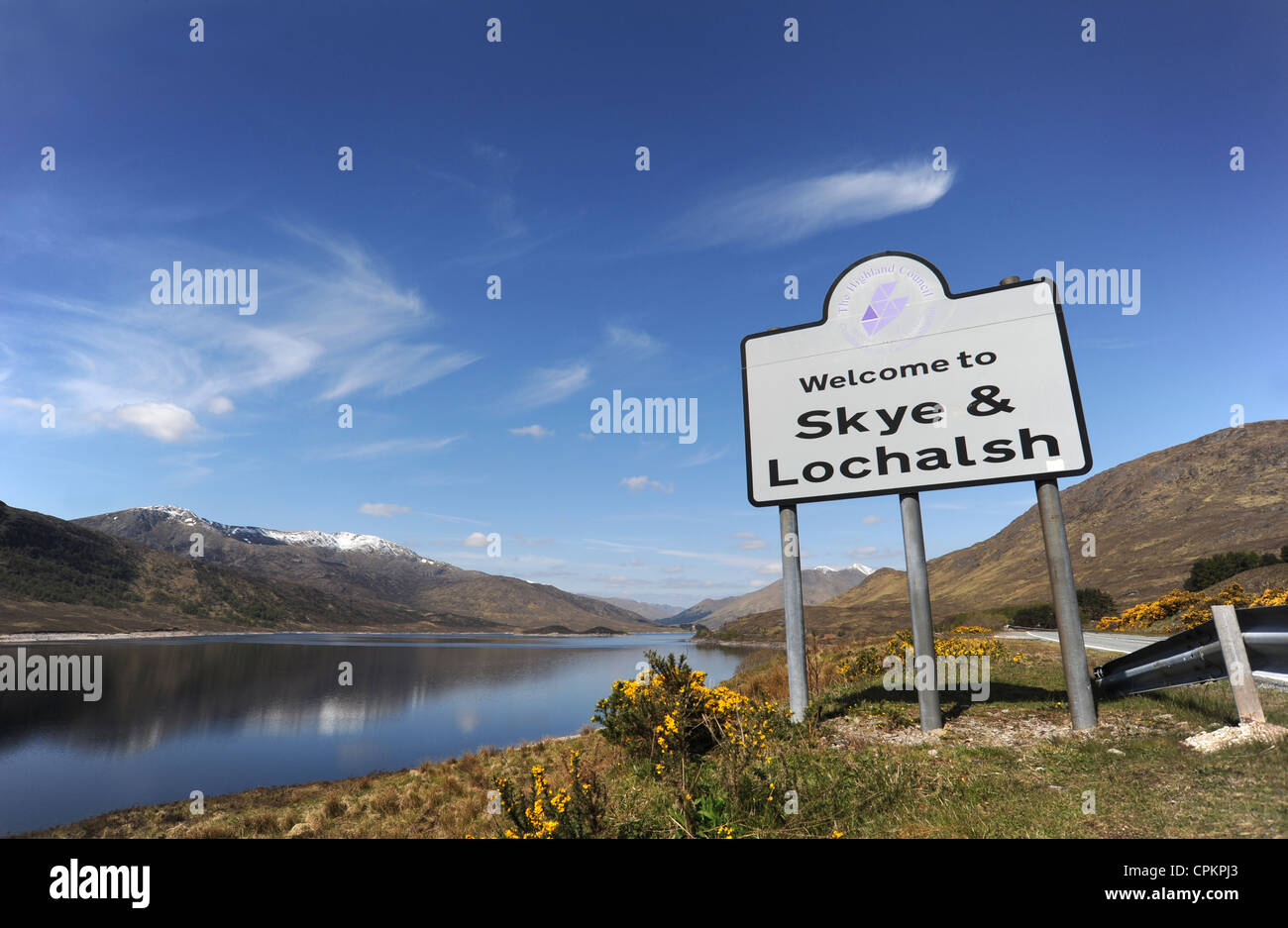 ROAD SIGN WELCOMING VISITORS TO SKYE AND THE KYLE OF LOCHALSH ON THE A87 TOWARDS THE ISLE OF SKYE IN SCOTLAND HIGHLANDS UK Stock Photo