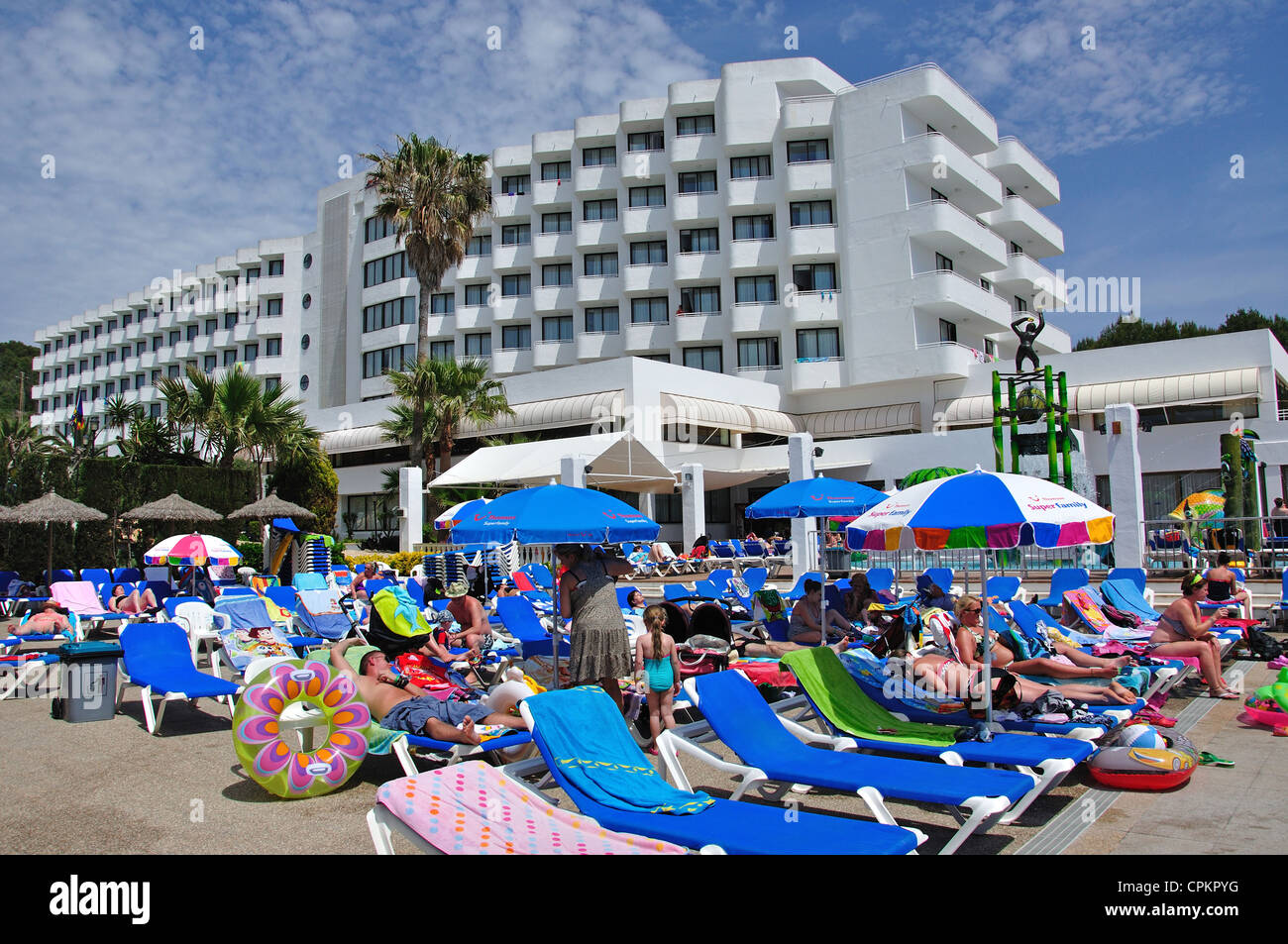 Crowded swimming pool at Hotel Victoria Playa, Sant Tomàs, Menorca, Balearic Islands, Spain Stock Photo