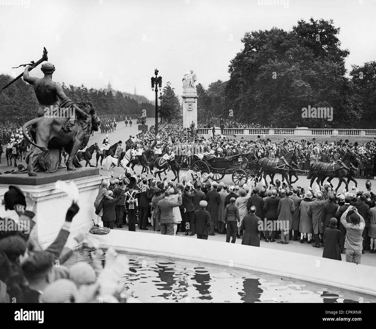 King George V and Queen Mary in front of Buckingham Palace, 1929 Stock Photo
