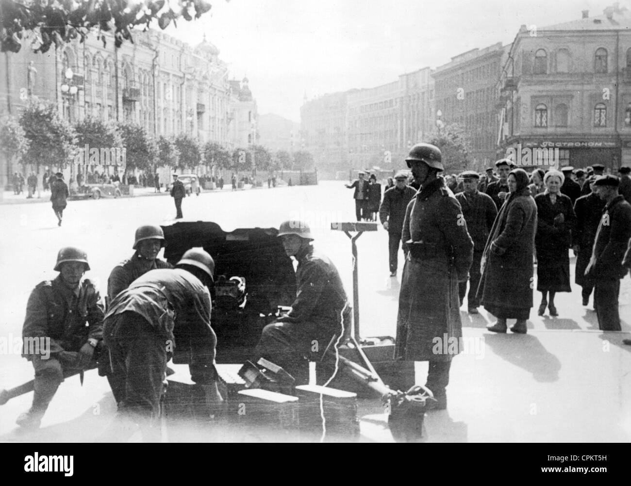 German anti-tank cannons in Kiev, 1941 Stock Photo