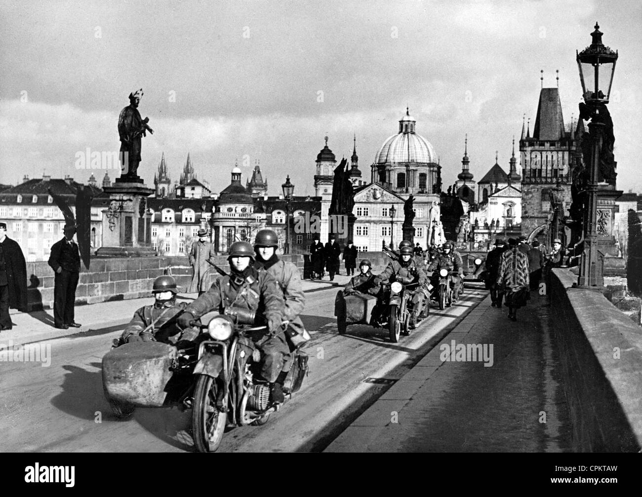 Оккупация чехословакии. Немцы в Праге 1939. Оккупация Праги 1939. 1939 Германия оккупировала Чехословакию. Германская оккупация Чехии 1939.