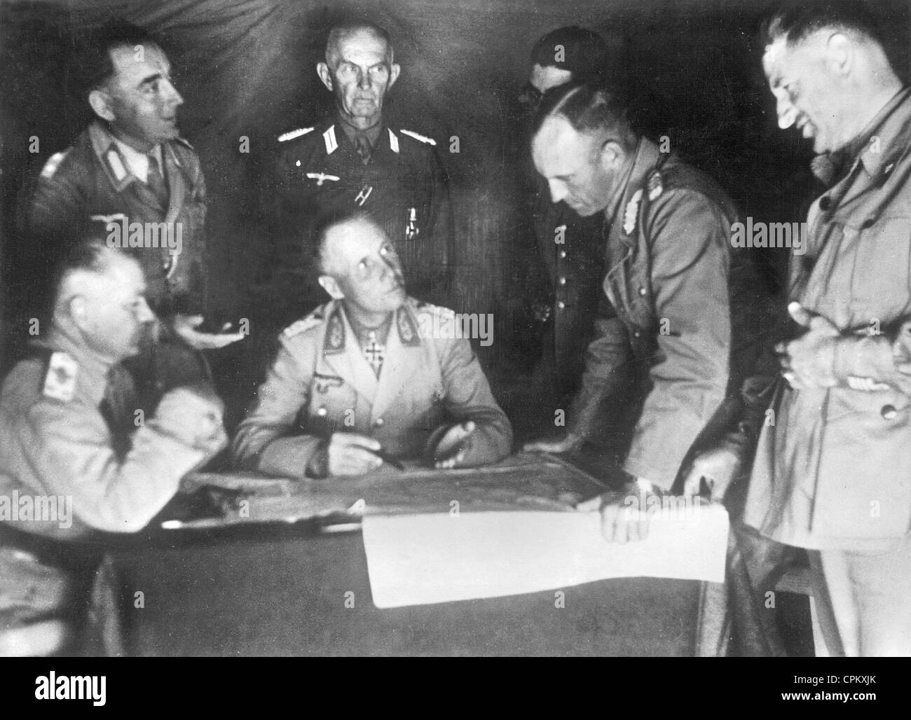 Erwin Rommel in a meeting with General Enea Navarini at Italian army headquarters, North Africa, 1942 (b/w photo) Stock Photo
