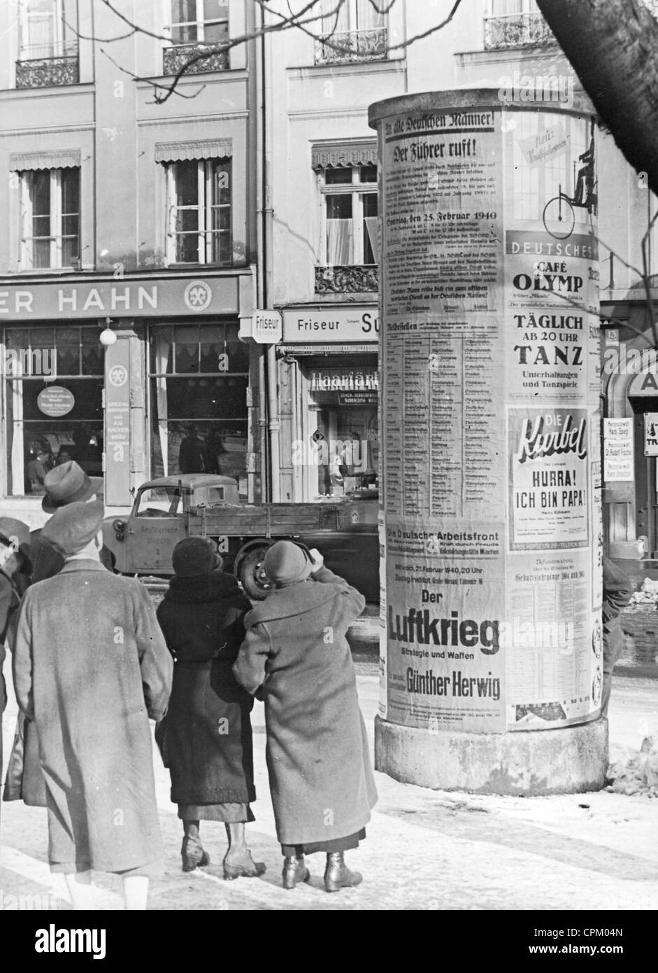 Call for report and lecture on the air war on an advertising pillar in Munich, 1940 Stock Photo