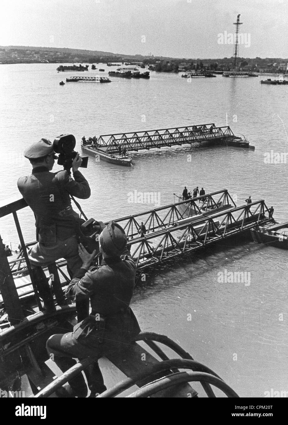 German war correspondent at the construction of a bridge over the Don, 1942 Stock Photo