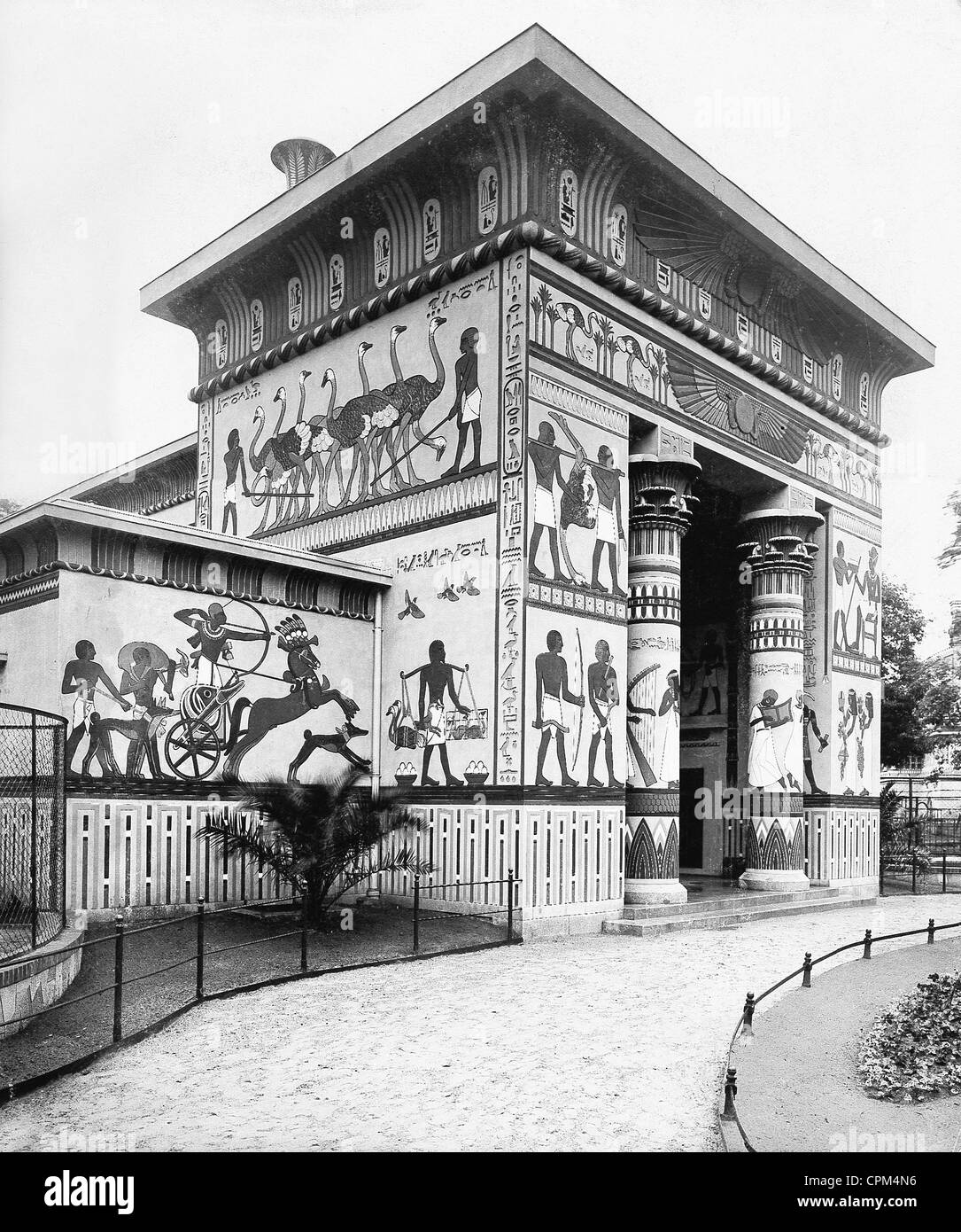 The Straussenhaus in the Berlin Zoological Garden, circa 1910 Stock Photo