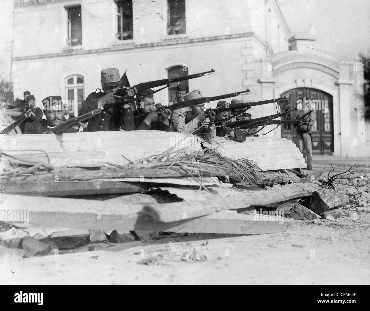 Revolutionary soldiers at a barricade in Lisbon, 1910 Stock Photo