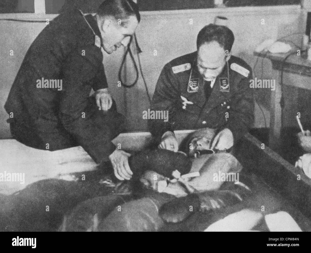 Nazi physicians performing freezing experiments on an internee at Dachau concentration camp, c.1942 (b/w photo) Stock Photo