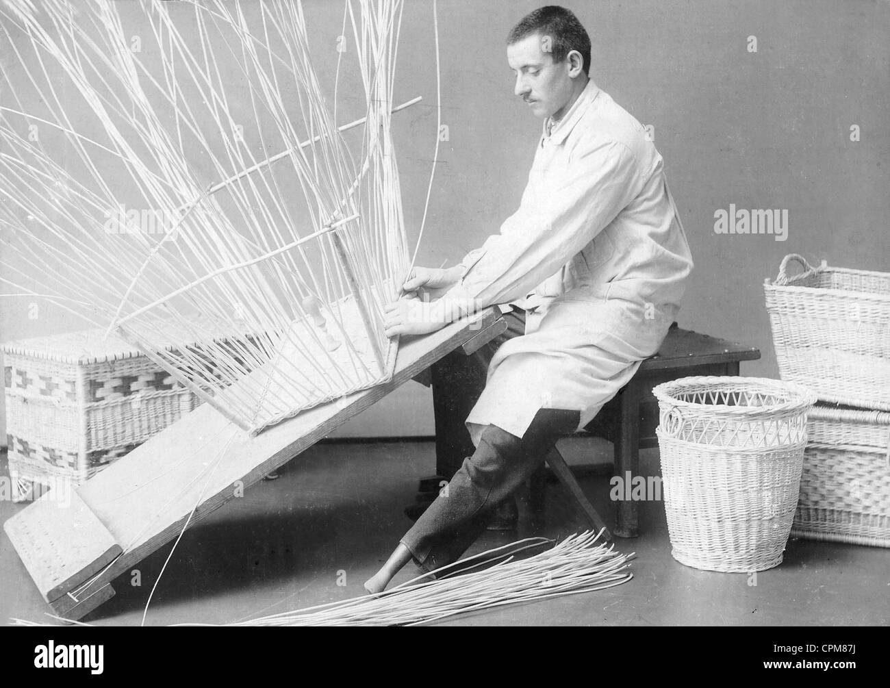 Disabled veteran basket weaver, 1916 Stock Photo