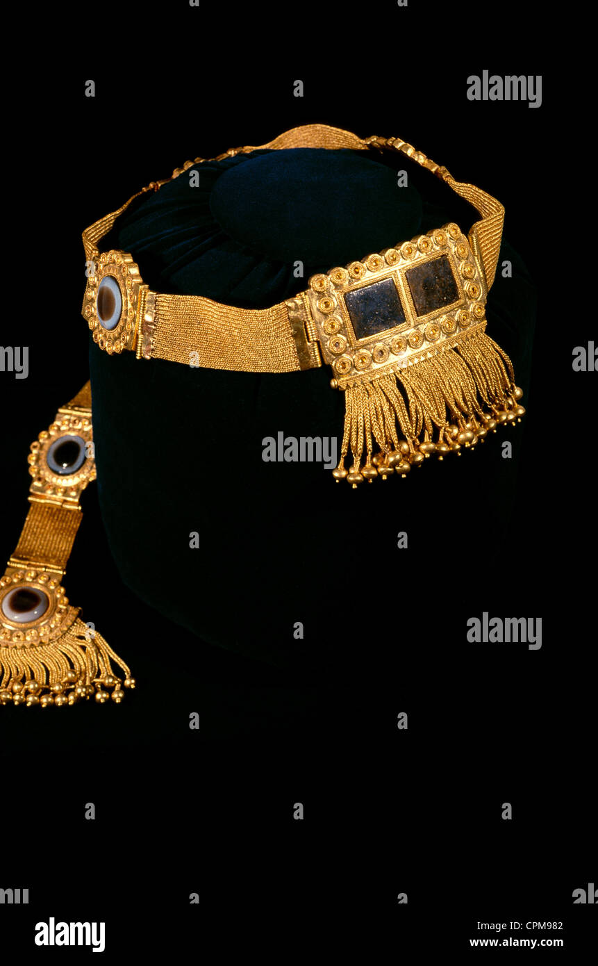 A headress from the gold of Nimrud - a collection of more than 1,000 pieces of gold jewelry and precious stones, 8th-9th C BC. Stock Photo