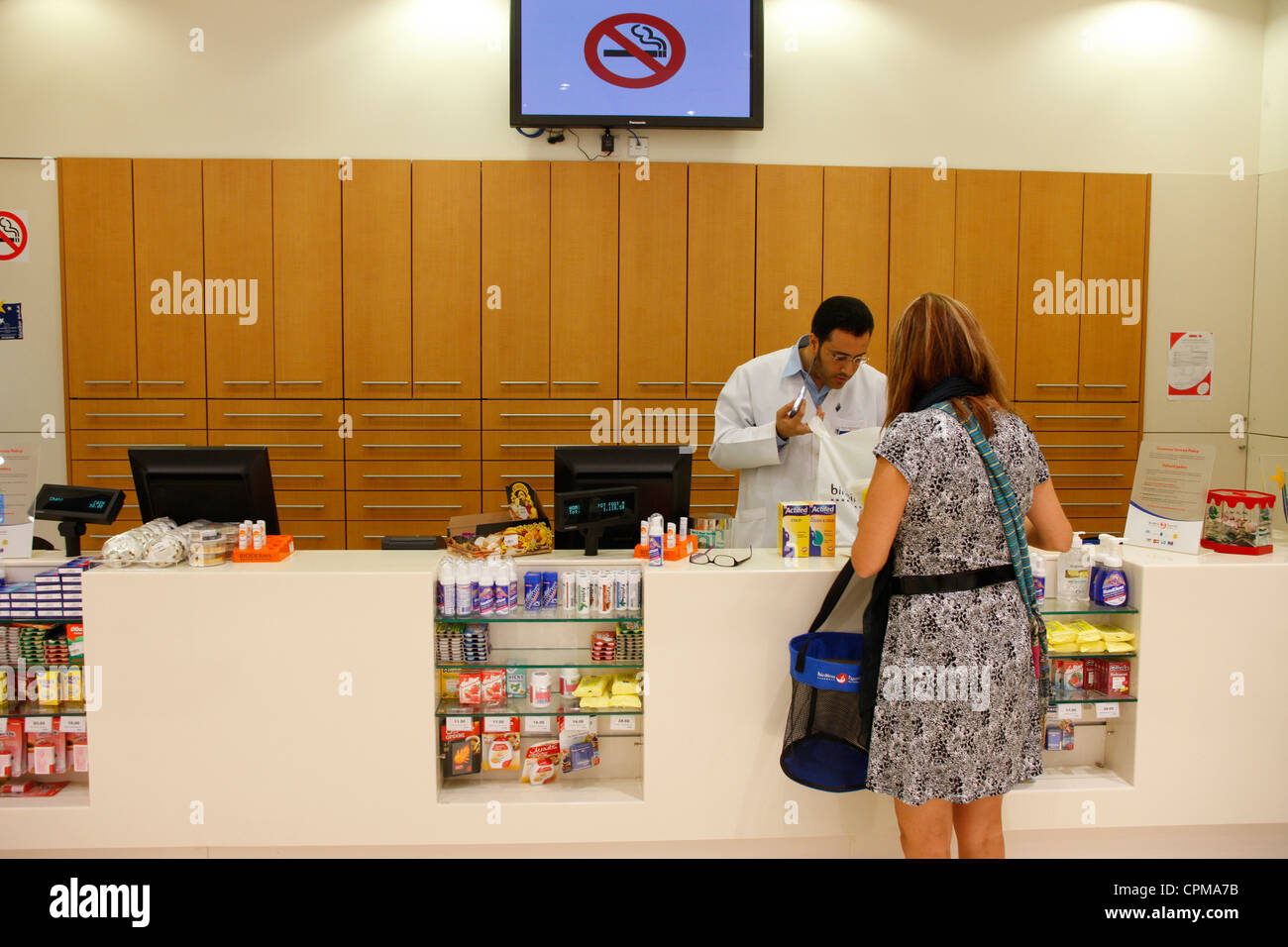 Arab pharmacist at counter hi-res stock photography and images - Alamy